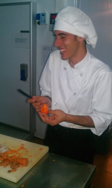Victor en la cocina tallando.......  en el Hotel Botanico trabajando .................ahhhhhhhhhhhhh y feliz porque se ha enamporado